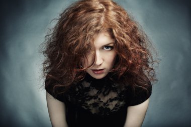 kıvırcık saçlı güzel bir genç kadın portresi