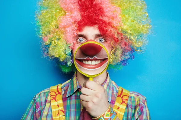 Portret vrolijke clown met de grote glimlach — Stockfoto
