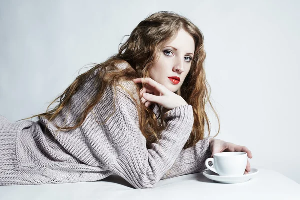 Portret kobiety przy filiżance kawy — Zdjęcie stockowe