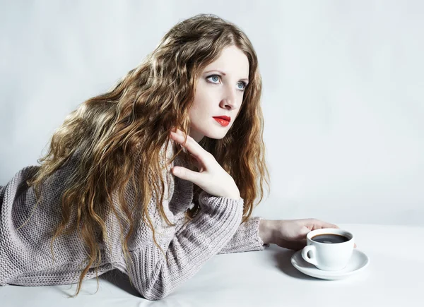Portrét ženy s šálkem kávy — Stock fotografie