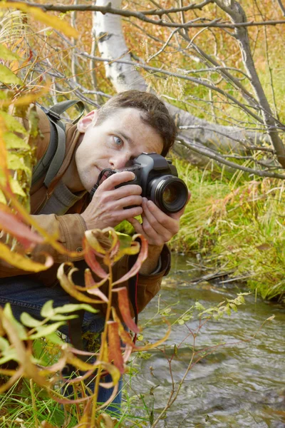 Man was inclined over a stream — Stock Photo, Image