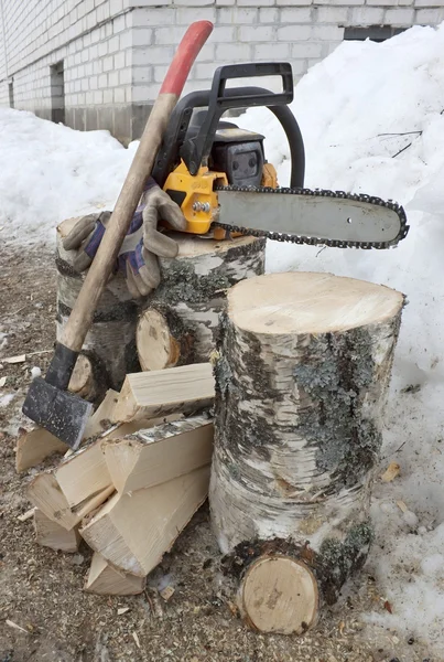 Firewood and a chainsaw — Stock Photo, Image