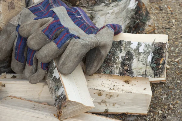 Rukavice a Březové dřevo — Stock fotografie