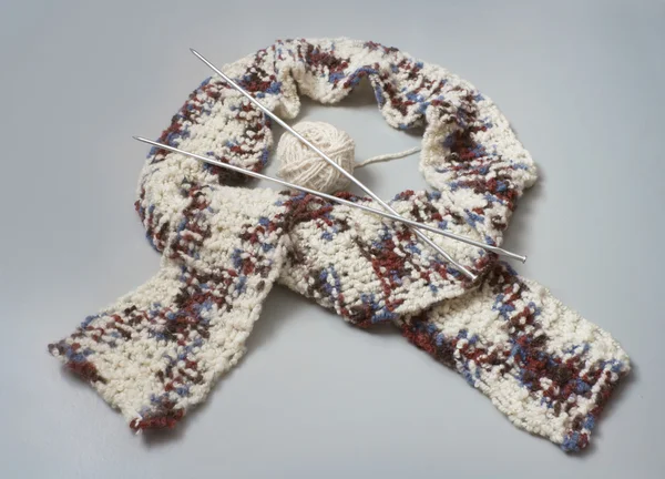 Sciarpa in maglia con ferri da maglia — Foto Stock