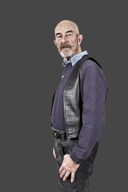 Yaşlı adam.