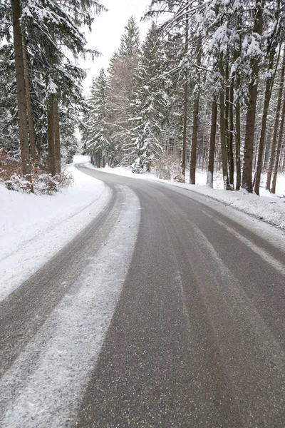 深い冬の雪に覆われた道路の画像 — ストック写真