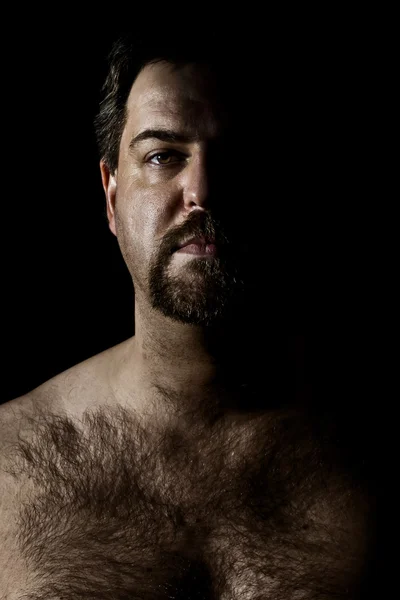 Karanlık Bir Tarzda Kıllı Bir Adam Görüntüsü — Stockfoto