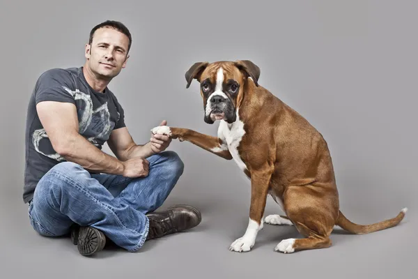 Hombre musculoso guapo con su perro — Foto de Stock