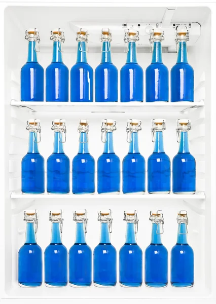 Пляшки в холодильнику — стокове фото