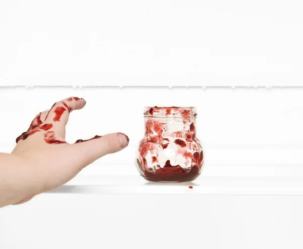 Finger in der Marmelade — Stockfoto