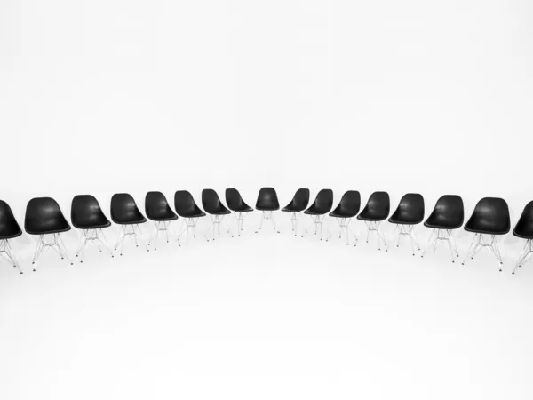 Fila di sedie nere — Foto Stock