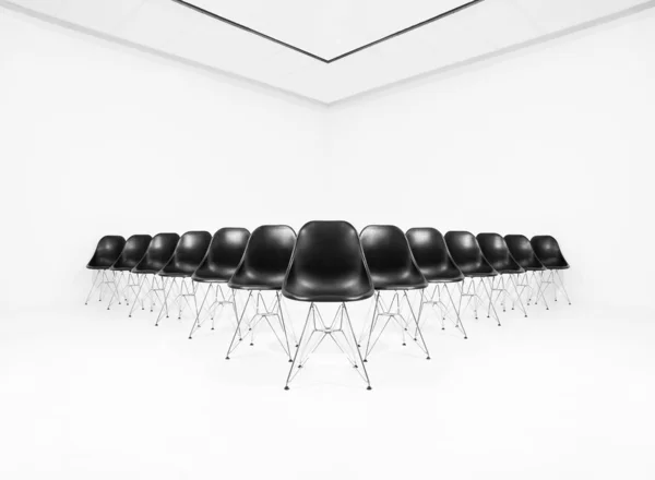 Černé židle v bílé místnosti — Stock fotografie