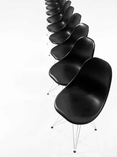 Cadeiras pretas em uma linha — Fotografia de Stock