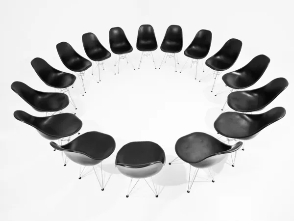 Черные стулья по кругу — стоковое фото