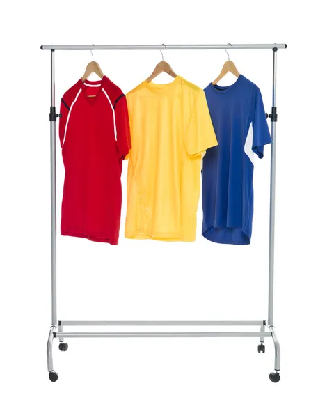 Camisas de colores en un estante de ropa — Foto de Stock