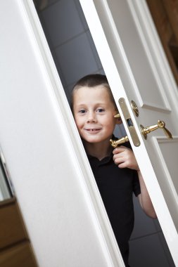 Kapının yanında küçük çocuk