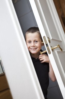 Kapının yanında küçük çocuk