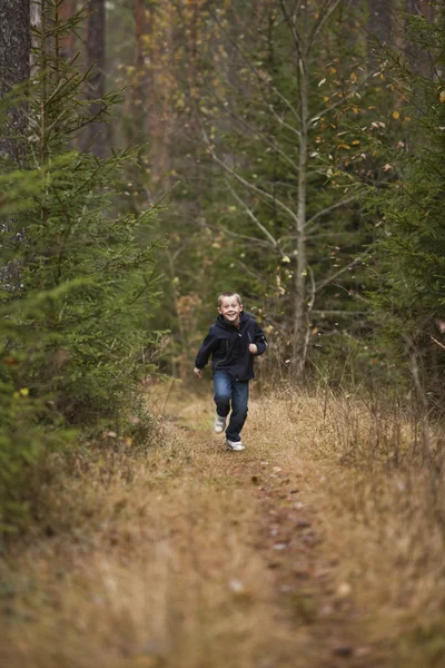 Kleiner Junge rennt — Stockfoto