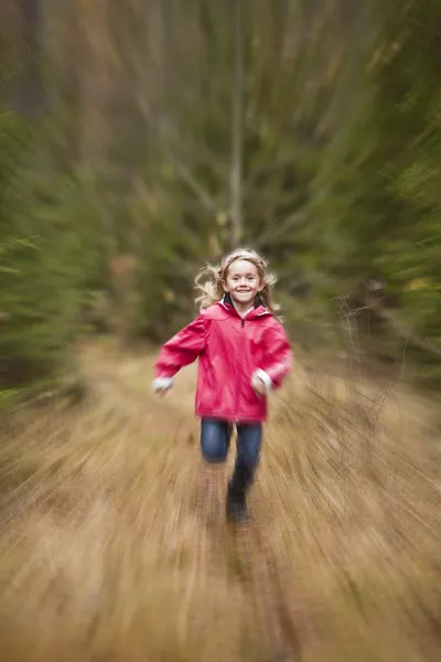 Pequeña niña corriendo —  Fotos de Stock