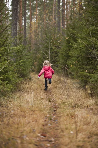 Bambina che corre — Foto Stock