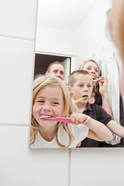 Famiglia spazzolatura denti — Foto Stock