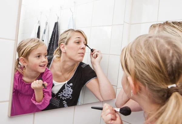 Anya és lánya tedd make-up — Stock Fotó