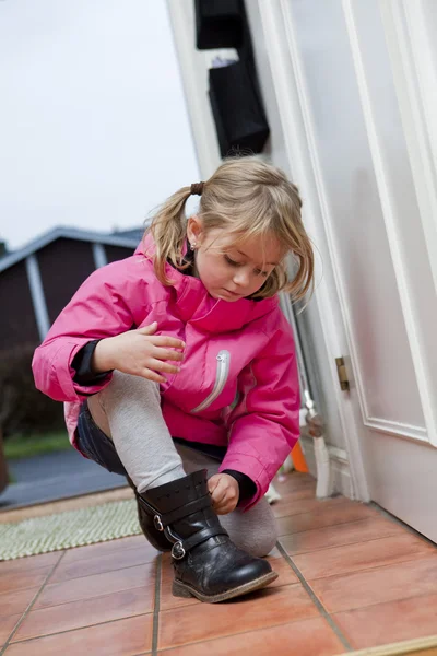 Petite fille attacher ses chaussures — Photo