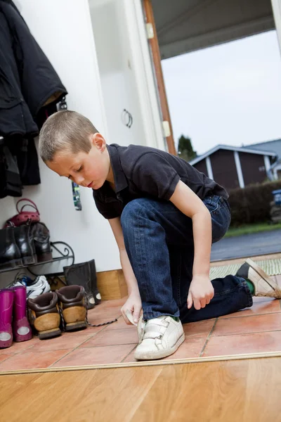 Μικρό αγόρι δέσμευσης του παπούτσια — Φωτογραφία Αρχείου