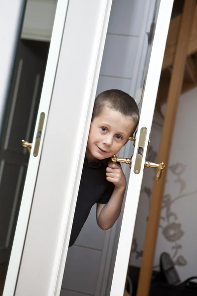 ドアのそばの小さな男の子 — ストック写真