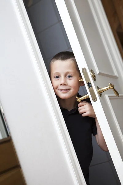 Kapının yanında küçük çocuk — Stok fotoğraf