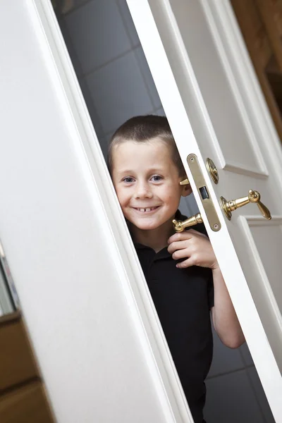 Mały chłopiec przez drzwi — Zdjęcie stockowe