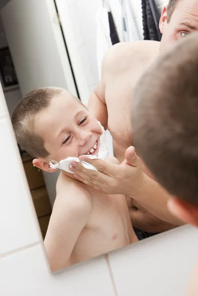 Baba ve oğul tıraş — Stok fotoğraf