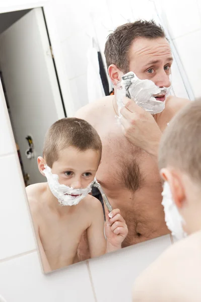 Vader en zoon scheren — Stockfoto