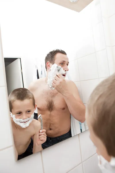 Baba ve oğul tıraş — Stok fotoğraf