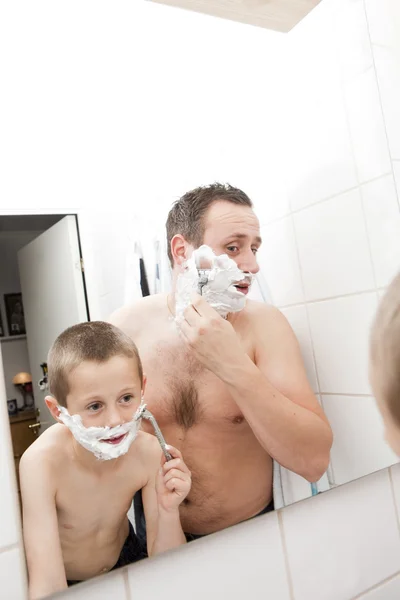 Vader en zoon scheren — Stockfoto