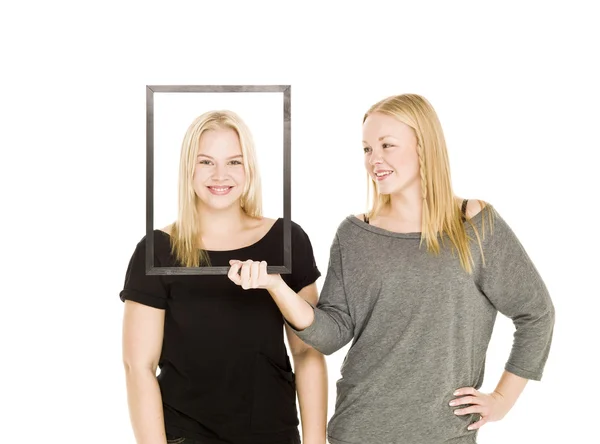 Zwei Mädchen und ein Rahmen — Stockfoto