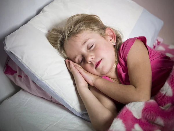 Junge Mädchen schläft — Stockfoto