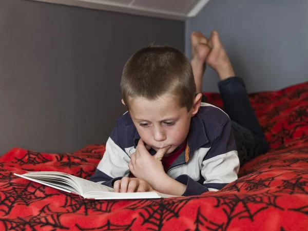 Młody chłopiec czytanie książki — Zdjęcie stockowe