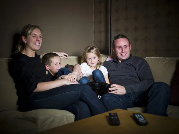 Familie vor dem Fernseher — Stockfoto