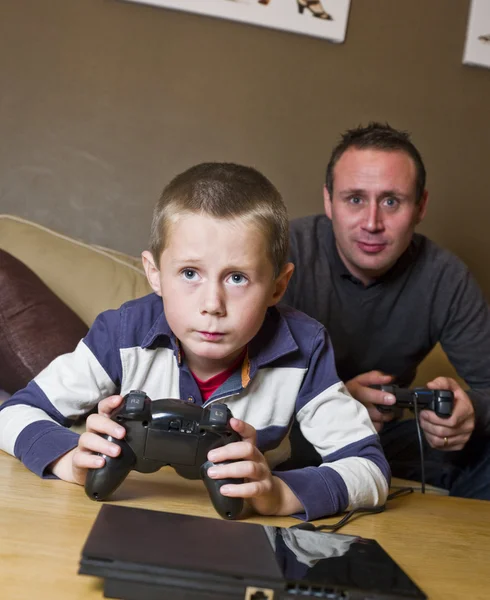 Padre e hijo jugando videojuegos — Foto de Stock