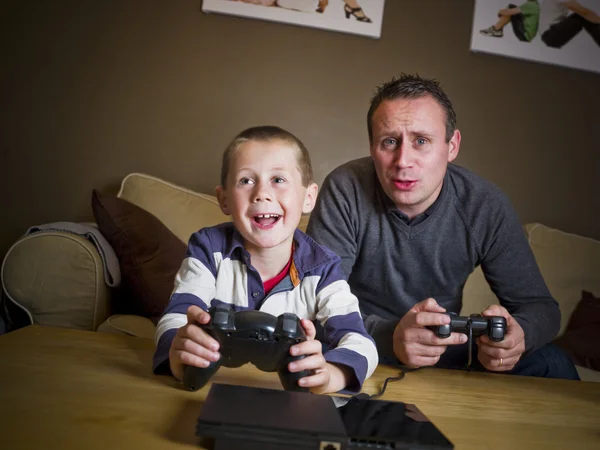 Pai e filho jogando videogames — Fotografia de Stock