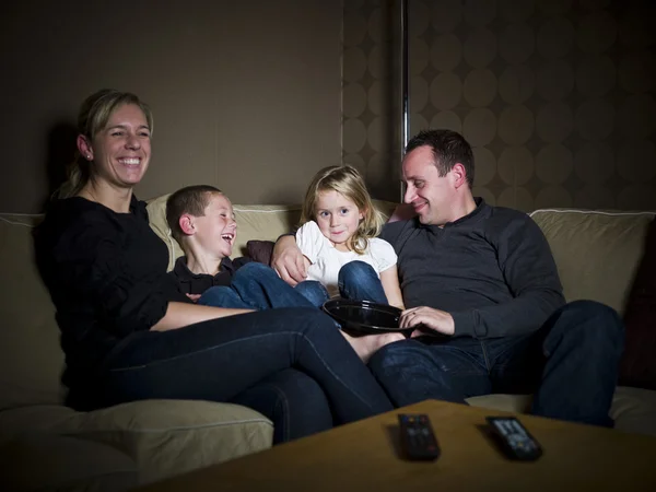 Família em frente à TV — Fotografia de Stock