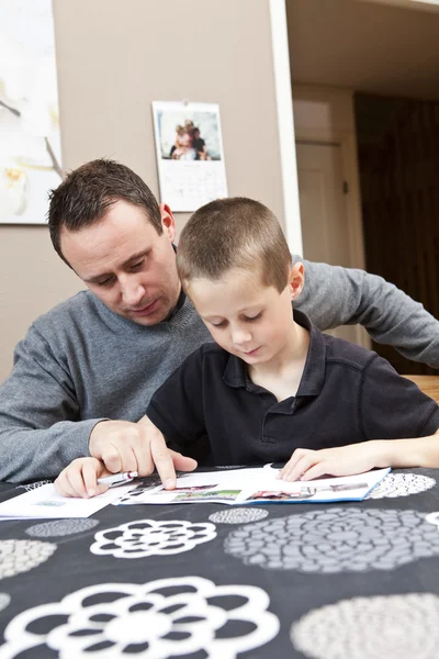 Apa segít a Fiúnak a házi feladatban — Stock Fotó