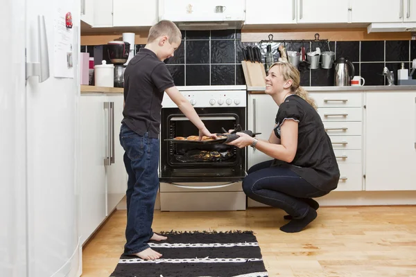 Mãe e filho na cozinha — Fotografia de Stock