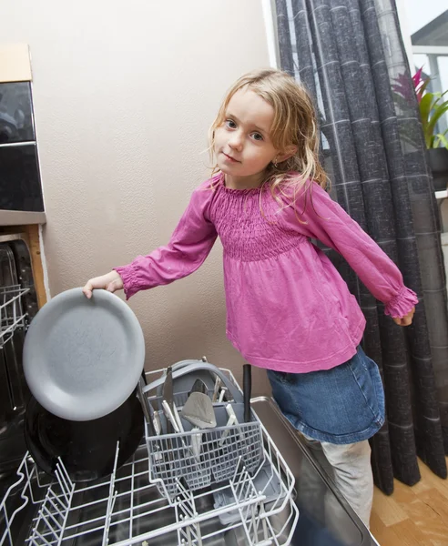 Menina ao lado da máquina de lavar louça — Fotografia de Stock
