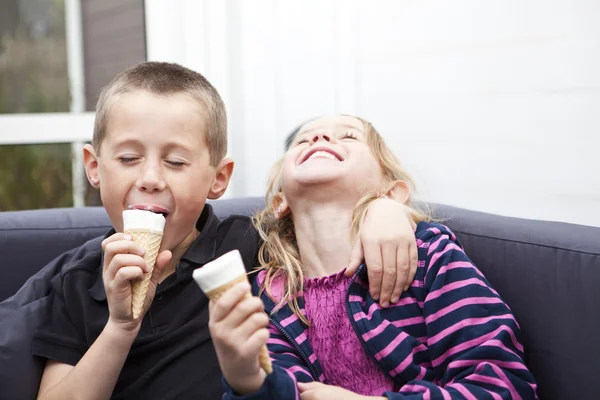 Їдять морозиво — стокове фото