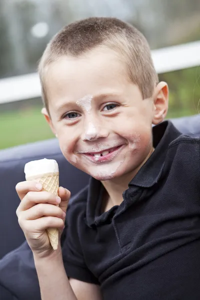 Comer gelado — Fotografia de Stock
