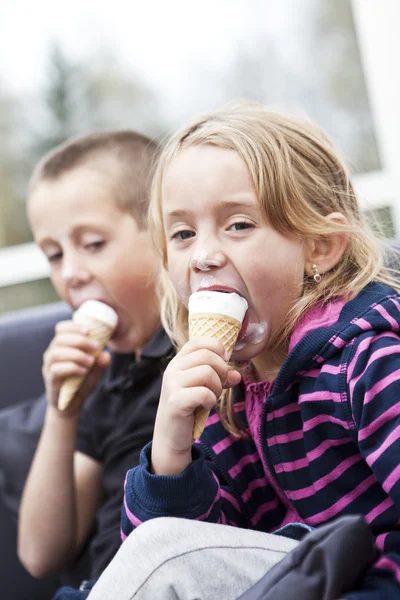 Comer helado. —  Fotos de Stock