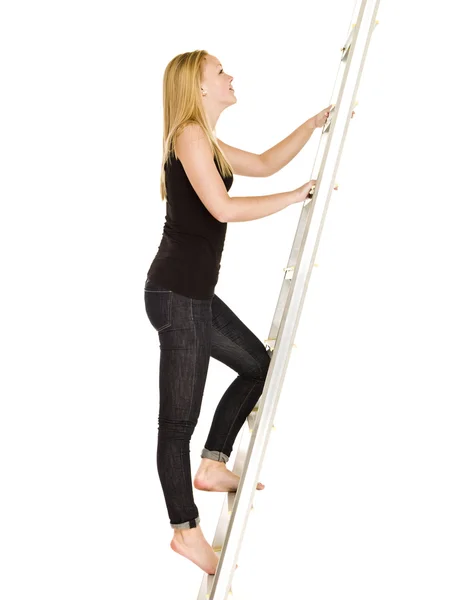 Vrouw klimmen op de ladder — Stockfoto