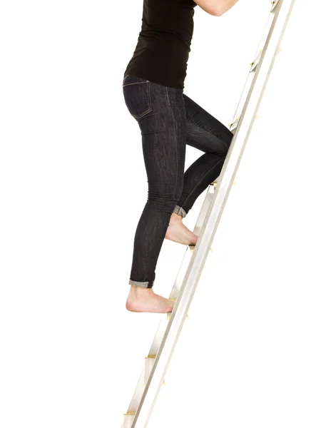 Kvinna klättra upp på stegen — Stockfoto